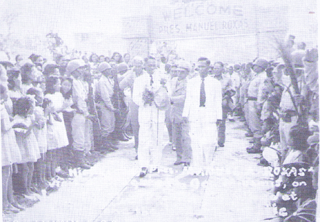 Right to left: Gov. Gedeon Quijano, President Manual Roxas